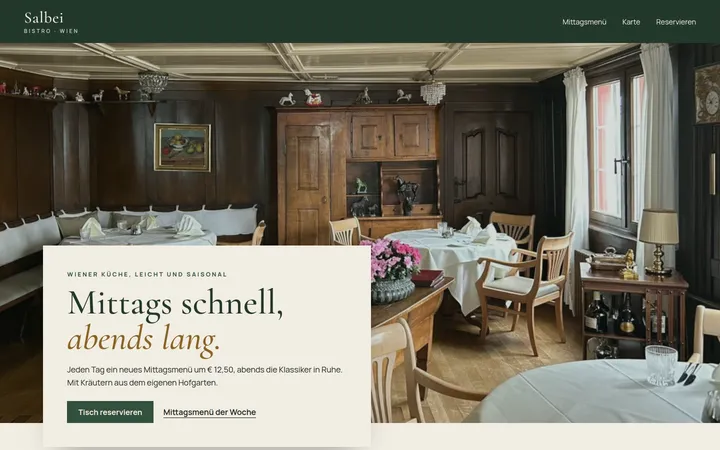 Startseite Bistro Salbei: Gaststube mit Holztäfelung, darüber eine helle Karte mit der Überschrift „Mittags schnell, abends lang“